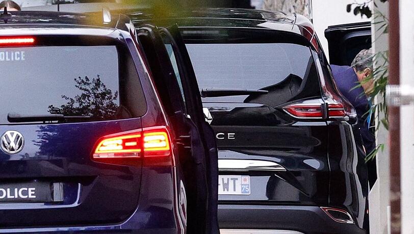 Nicolas Sarkozy war am 10. November kurz dabei zu sehen, wie er aus einem Wagen vor seinem Zuhause aussteigt.