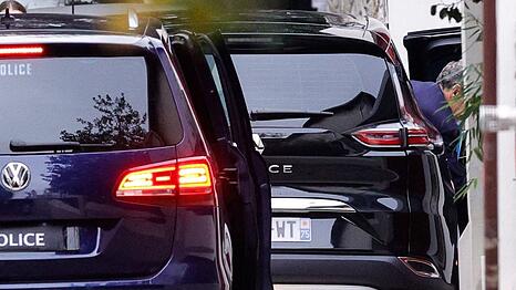 Nicolas Sarkozy war am 10. November kurz dabei zu sehen, wie er aus einem Wagen vor seinem Zuhause aussteigt.