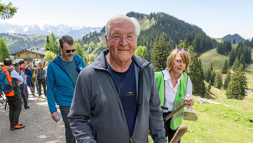 Im Chiemgau half Bundespräsident Frank-Walter Steinmeier dem Alpenverein bei der Pflege von Wanderwegen. Im Chiemgau half Bundespräsident Frank-Walter Steinmeier dem Alpenverein bei der Pflege von Wanderwegen.