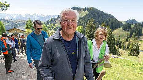 Im Chiemgau half Bundespr&auml;sident Frank-Walter Steinmeier dem Alpenverein bei der Pflege von Wanderwegen.