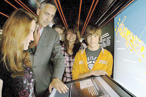 Siemens-Chef Peter Löscher mit Schülern im Abteil &bdquo;Nachhaltig + Effizient&ldquo; des Wissenschafts-Zuges, der gestern in Nürnberg stand.