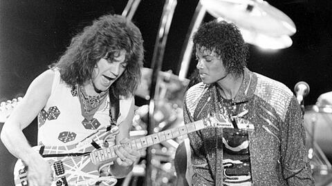 Ber&uuml;hmte Stratocaster-Kopie: die "Franken-Strat" des 2020 gestorbenen Gitarrenvirtuosen Eddie van Halen. Auf dem Bild ist van Halen bei einem Auftritt mit Michael Jackson im Jahr 1983 zu sehen.