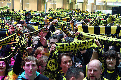 Borussia Dortmund hat es am Samstag perfekt gemacht. Der BVB ist zum achten Mal Deutscher Meister. So feiern die Fans die vorzeitige Titelentscheidung.
