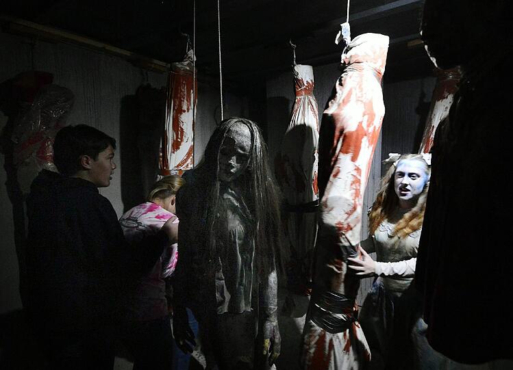 Die USA ist bekanntlich die Hochburg, wenn's um Halloween geht. So richtig gruselig wurde es am Mittwoch in Texas im Haunted House, wo tausende Besucher in wahrhaftig gruseligem Ambiente feierten...