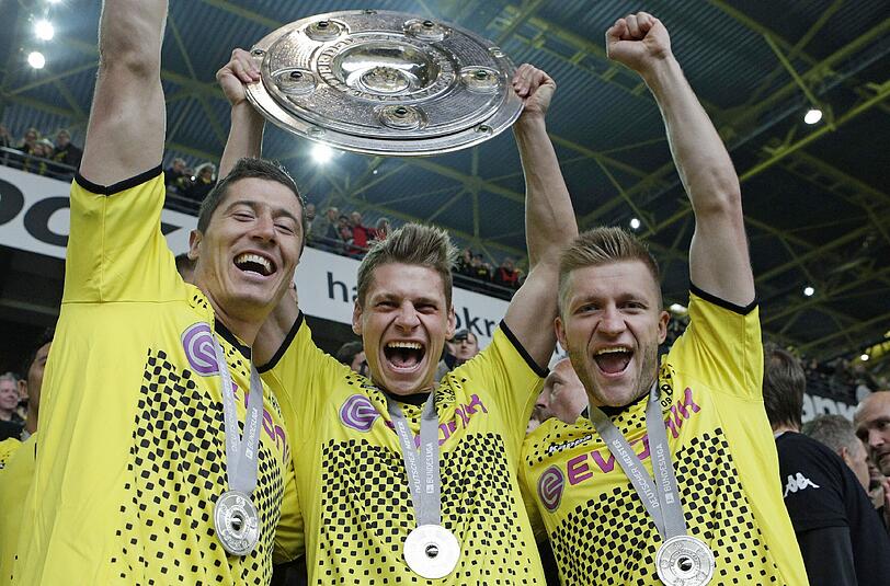 Die Schmach für den Hauptkonkurrenten FC Bayern ist groß. Die Westfalen gewinnen in der Bundesliga beide Duelle gegen die Münchner, lassen den Erzrivalen in der Tabelle hinter sich und holen ihre insgesamt achte Meisterschaft.