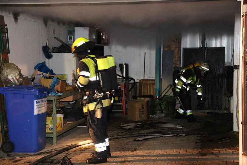 Das Auto völlig zerstört, die Garage in Vollbrand: In Waldkraiburg ist ein Carport abgebrannt. Die Bilder vom spektakulären Feuerwehreinsatz.