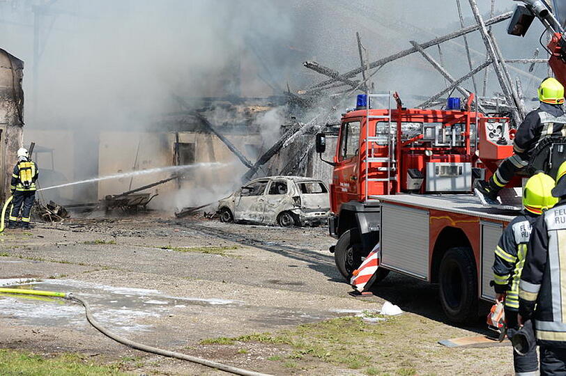 Bei Siegsdorf im Landkreis Traunstein steht am Sonntagmittag ein Bauernhof in Flammen.