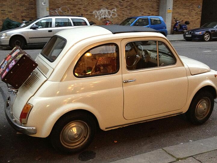 Von jeder Reise wohlbehalten wiedergekehrt, steht dieser Fiat mit seinem Koffer in der Theresienstraße.