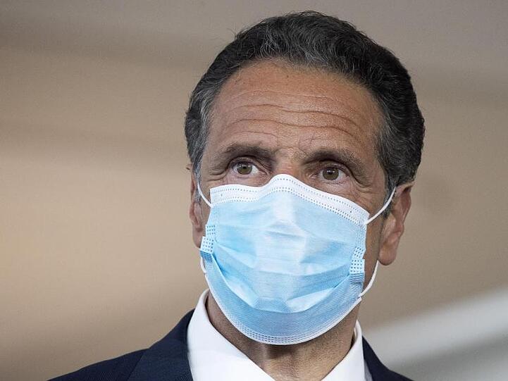 Andrew Cuomo, Gouverneur von New York, trägt während einer Pressekonferenz im Terminal B des Laguardia-Flughafens einen Mundschutz.