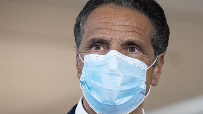 Andrew Cuomo, Gouverneur von New York, trägt während einer Pressekonferenz im Terminal B des Laguardia-Flughafens einen Mundschutz. Andrew Cuomo, Gouverneur von New York, trägt während einer Pressekonferenz im Terminal B des Laguardia-Flughafens einen Mundschutz.