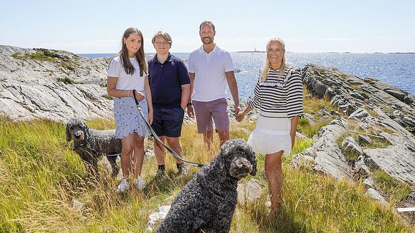 Der norwegische Kronprinz Haakon (2.v.r.), Kronprinzessin Mette-Marit (r), Prinz Sverre Magnus (2.v.l) und Prinzessin Ingrid Alexandra (l) machen Urlaub auf der Insel Dvergsoya, die zur Gemeinde Kristiansand gehört.