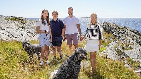 Der norwegische Kronprinz Haakon (2.v.r.), Kronprinzessin Mette-Marit (r), Prinz Sverre Magnus (2.v.l) und Prinzessin Ingrid Alexandra (l) machen Urlaub auf der Insel Dvergsoya, die zur Gemeinde Kristiansand gehört.