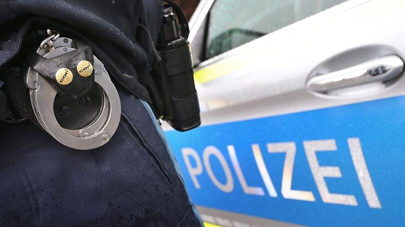 Trotz des Versuchs des Tankstellenmitarbeiters, den Täter zu stoppen, konnte der unbekannte Mann fliehen. (Symbolbild)