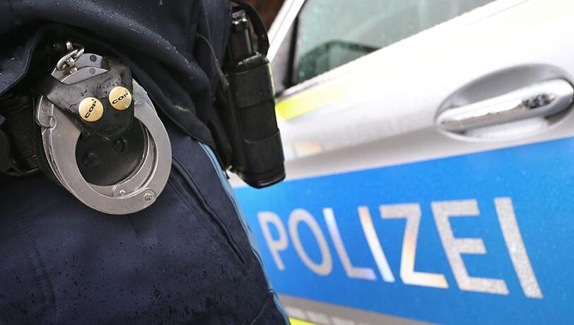 Trotz des Versuchs des Tankstellenmitarbeiters, den Täter zu stoppen, konnte der unbekannte Mann fliehen. (Symbolbild) Trotz des Versuchs des Tankstellenmitarbeiters, den Täter zu stoppen, konnte der unbekannte Mann fliehen. (Symbolbild)