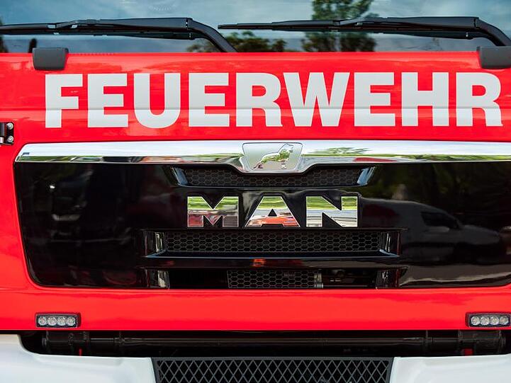 Ein Blick auf ein Einsatzfahrzeug der Feuerwehr. Foto: Hauke-Christian Dittrich/dpa/Symbolbild/Archiv