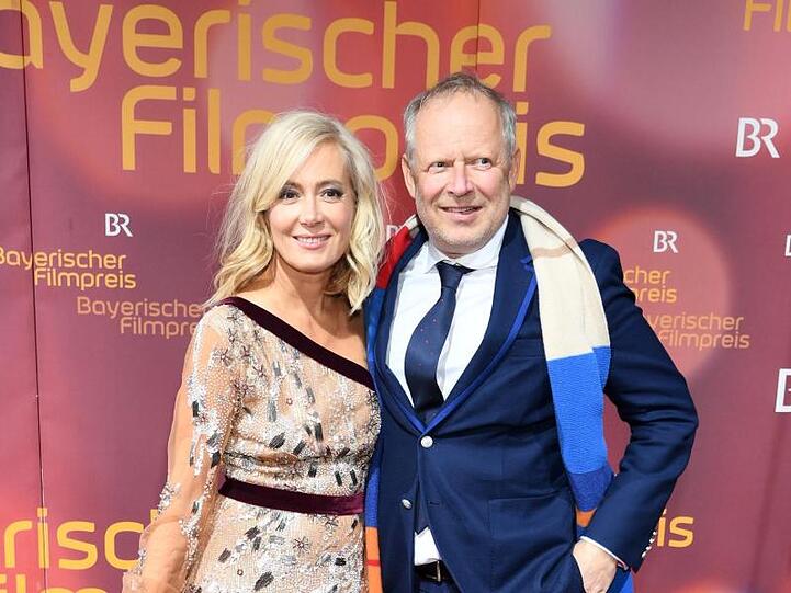 Axel Milberg kommt mit seiner Frau Judith zur Verleihung des Bayerischen Filmpreises.