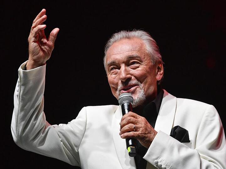 Der tschechische Schlagersänger Karel Gott ist zur Beobachtung im Krankenhaus.