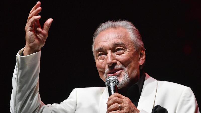 Der tschechische Schlagersänger Karel Gott ist zur Beobachtung im Krankenhaus. Der tschechische Schlagersänger Karel Gott ist zur Beobachtung im Krankenhaus.