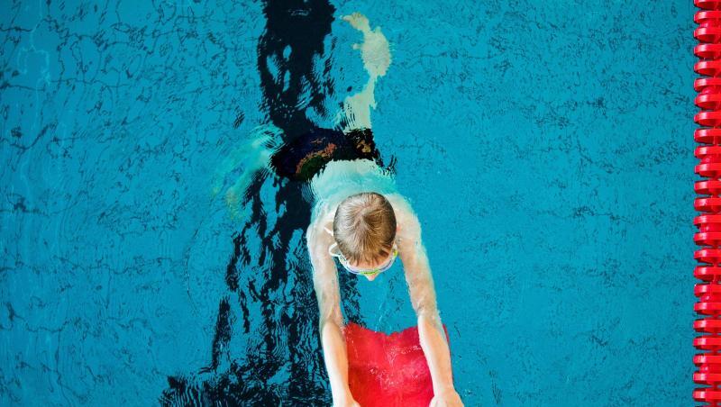 Ein Junge nimmt an einem Schwimmkurs für Kinder teil.