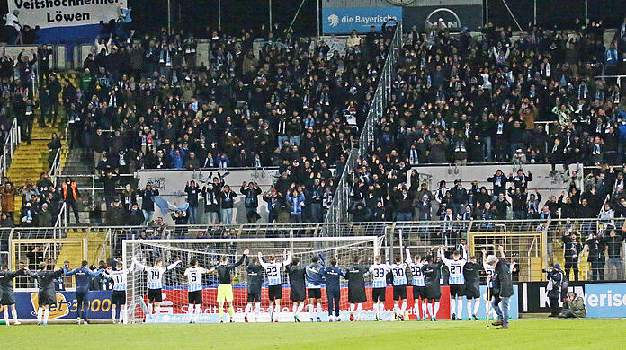 Die Mannschaft des TSV 1860 bejubelt den packenden 2:1-Sieg gegen den 1. FC Kaiserslautern mit seinen Fans.