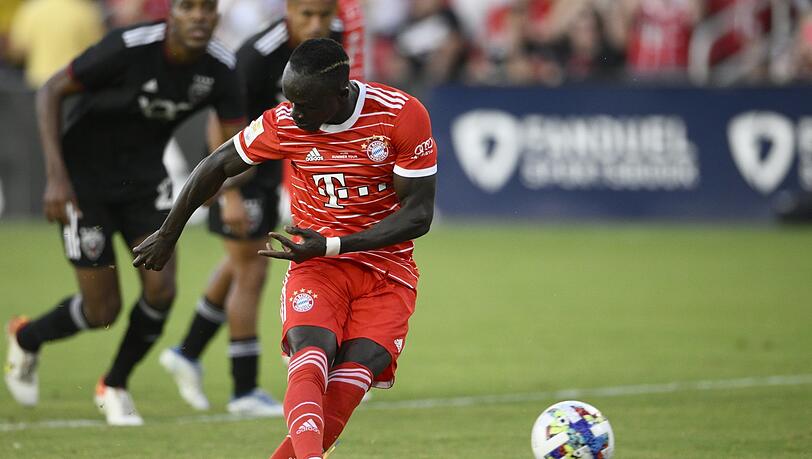 Sein erstes Tor für die Bayern: Neuzugang Mané verwandelt dem Elfer im Test gegen D.C. United zum 1:0.