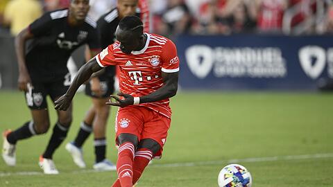 Sein erstes Tor für die Bayern: Neuzugang Mané verwandelt dem Elfer im Test gegen D.C. United zum 1:0.