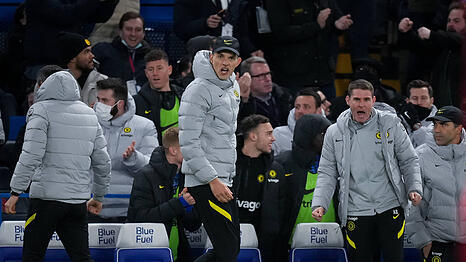Beim FC Chelsea gemeinsam an der Linie: Thomas Tuchel (l.) und sein Co-Trainer Anthony Barry. (Archivbild)