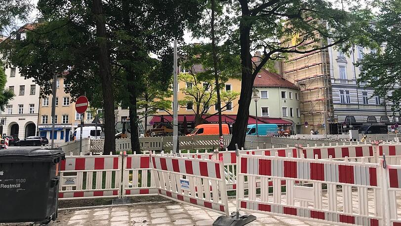 Rot-weiße Bauzäune, die kaum Platz für Fußgänger lassen, Pflasterarbeiten, Brunnenbau, viel Lärm, Dreck - und Leerstand: Die Herzog-Wilhelm-Straße hinter dem Sendlinger Tor sieht seit Wochen wüst aus.