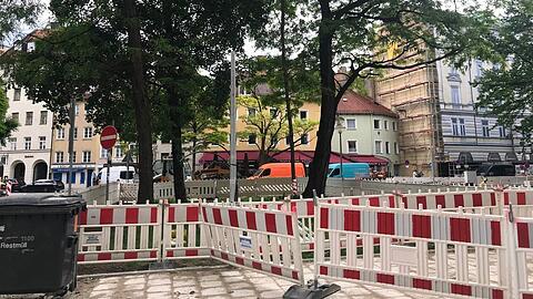 Rot-weiße Bauzäune, die kaum Platz für Fußgänger lassen, Pflasterarbeiten, Brunnenbau, viel Lärm, Dreck - und Leerstand: Die Herzog-Wilhelm-Straße hinter dem Sendlinger Tor sieht seit Wochen wüst aus.