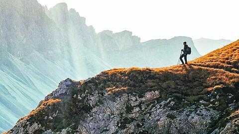 Auf dem Günther Messner Steig sollte man ein Klettersteigset dabei haben.