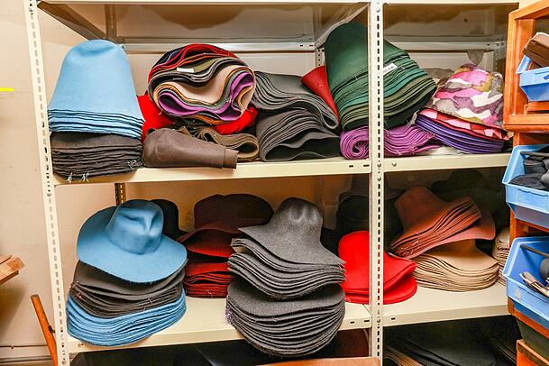 In verschiedenen Farben, meist aus Wildhasen-Haar: Die Rohlinge für die Hüte. In verschiedenen Farben, meist aus Wildhasen-Haar: Die Rohlinge für die Hüte.