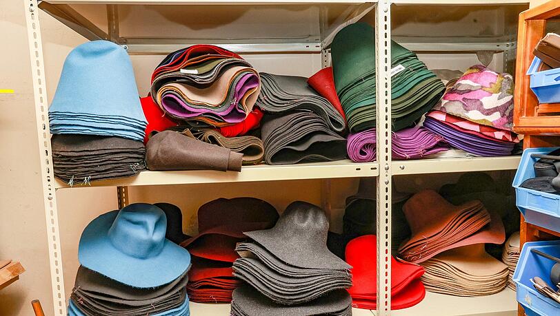 In verschiedenen Farben, meist aus Wildhasen-Haar: Die Rohlinge für die Hüte. In verschiedenen Farben, meist aus Wildhasen-Haar: Die Rohlinge für die Hüte.