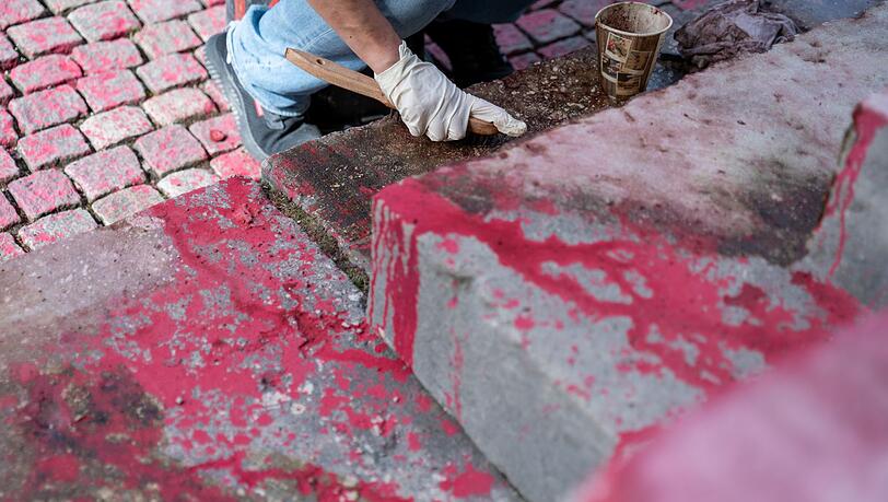 Am Freitag wurde die Farbe von den Treppenstufen der Münchner Propyläen beseitigt.