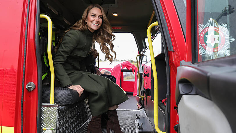 Prinzessin Kate hatte sichtlich Spaß bei ihrem Besuch in der Feuerwehr-Trainingseinrichtung, auch wenn ihr mancher Wunsch verwehrt bleiben musste. Prinzessin Kate hatte sichtlich Spaß bei ihrem Besuch in der Feuerwehr-Trainingseinrichtung, auch wenn ihr mancher Wunsch verwehrt bleiben musste.