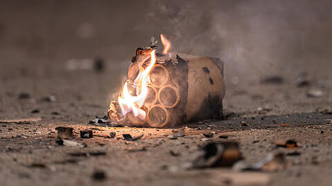 Zwei M&auml;nner haben im Forst bei Waldtrudering Pyrotechnik gez&uuml;ndet. Anwohner riefen die Polizei. Die beuiden deutschen wurden festgenommen. (Symbolbild)