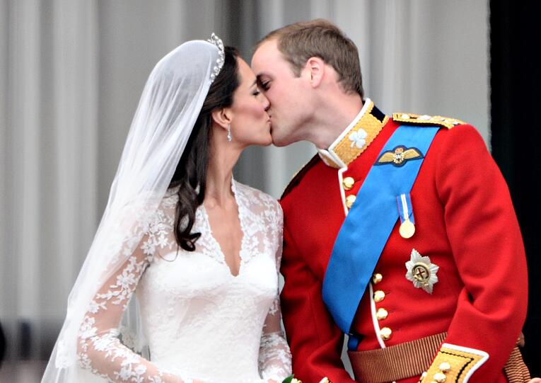 Der lang ersehnte Kuss: Auf dem Balkon des Palastes drückt William seiner Kate ein kleines Bussi auf den Mund.