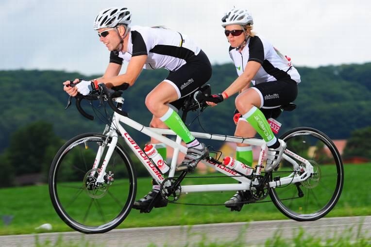 Das Renntandem-Duo Alexander Heim und Verena Bentele bei einer ihrer Trainingseinheiten am Bodensee, wo sie sich auf das Rennen von Trondheim nach Oslo vorbereitet haben.