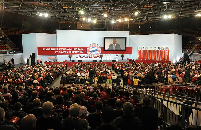 Präsident Karl Hopfner spricht zu den Mitgliedern des FC Bayern - vergangenes Jahr stand dort noch Uli Hoeneß.