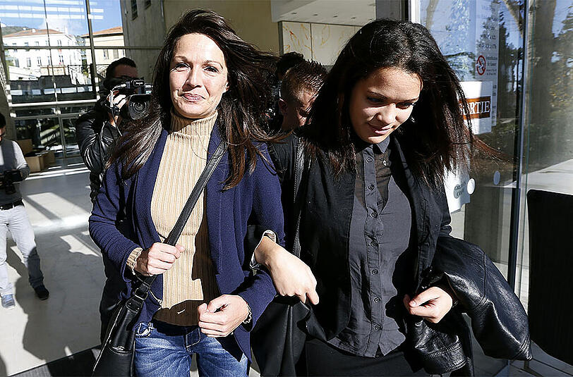 Manon Serrano (r.) und ihre Mutter Sophie Serrano (l.) vor dem Gericht in Grasse.