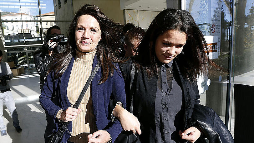 Manon Serrano (r.) und ihre Mutter Sophie Serrano (l.) vor dem Gericht in Grasse. Manon Serrano (r.) und ihre Mutter Sophie Serrano (l.) vor dem Gericht in Grasse.