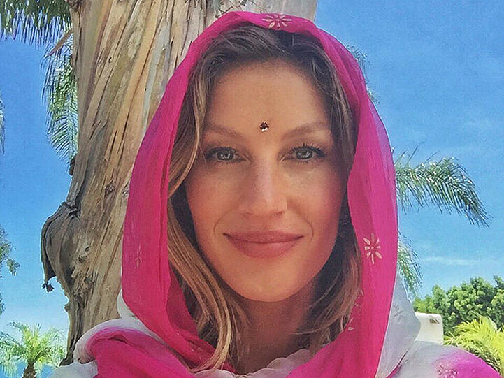 Gisele Bündchen posiert im pinken Schal mit Blumenmuster