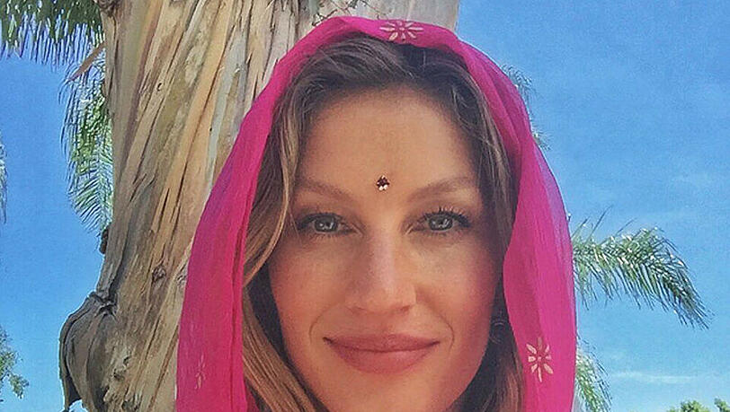 Gisele Bündchen posiert im pinken Schal mit Blumenmuster Gisele Bündchen posiert im pinken Schal mit Blumenmuster