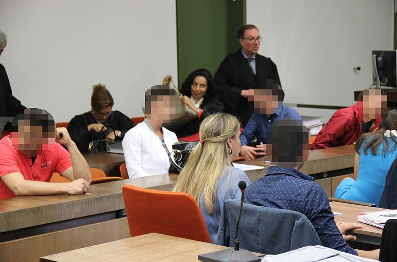 Die fünf Angeklagten mit ihren Anwälten und Dolmetschern.