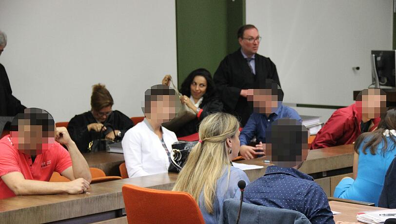 Die fünf Angeklagten mit ihren Anwälten und Dolmetschern.