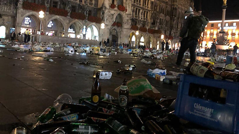 Nach einer ausgelassenen Party auf dem Marienplatz haben Celtic-Fans das "Schlachtfeld" verlassen - und sämtlichen Müll, Bierflaschen und -kästen stehen und liegen lassen.