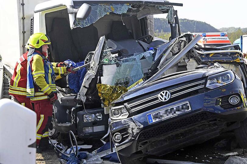 Auf der A8 am Irschenberg kam es am Donnerstag zu einem schrecklichen Unfall. Die Bilder vom Einsatz.