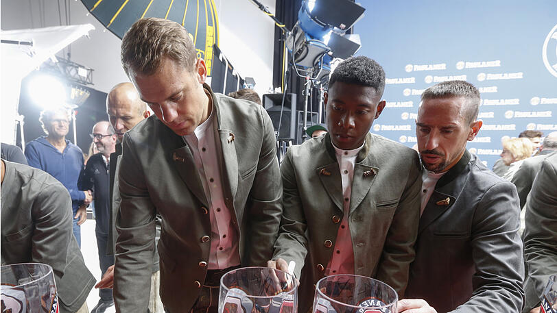 Zünftig in Lederhosen und Janker - die Bayern-Spieler beim traditionellen Wiesn-Shooting.