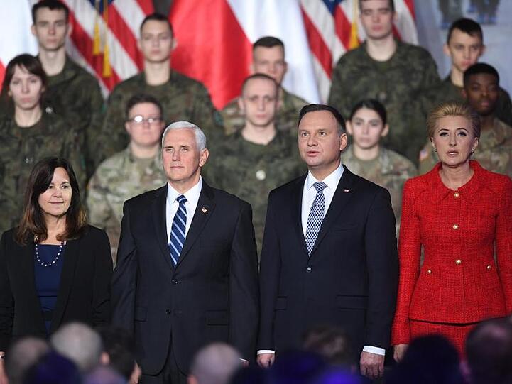 Mike Pence (2.v.l) steht neben Polens Präsidenten Andrzej Duda (2.v.r).