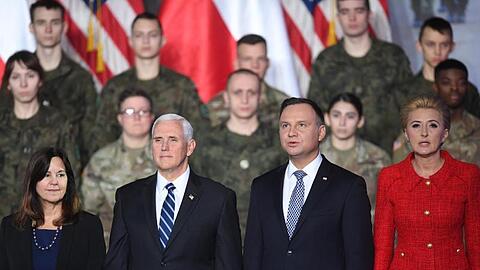 Mike Pence (2.v.l) steht neben Polens Präsidenten Andrzej Duda (2.v.r).