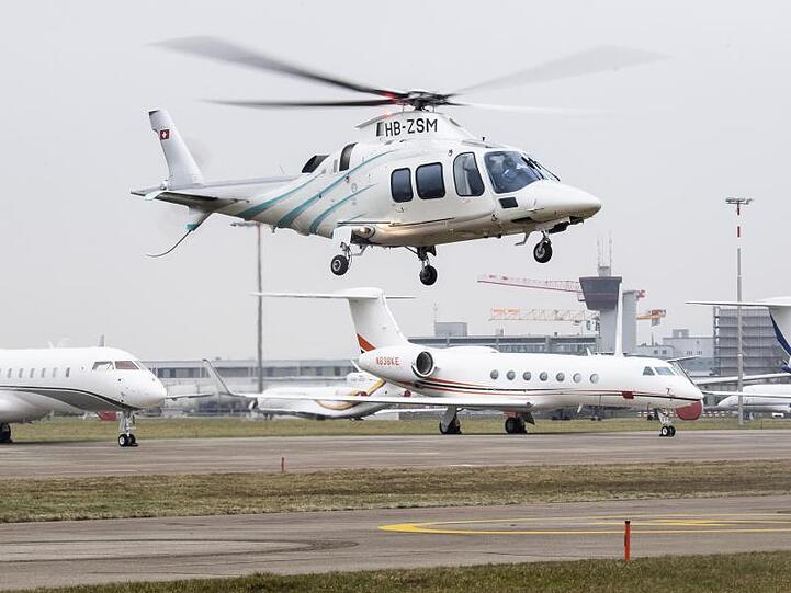 Microsoft-Gründer Bill Gates wird im Helikopter zum Weltwirtschaftsforum eingeflogen.